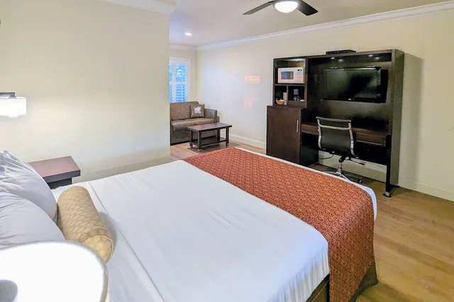 جناح بسرير كوين مع أريكة، Clarion Collection Hotel Pacific Grove - Monterey 3/4