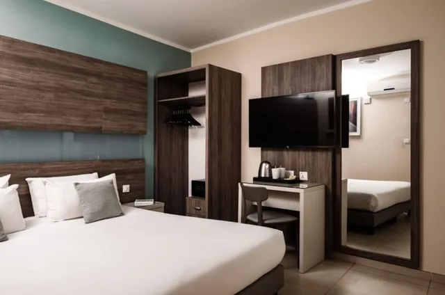 غرفة قياسية بسرير مزدوج أو سريرين منفصلين، 115 The Strand Hotel And Suites 2/6