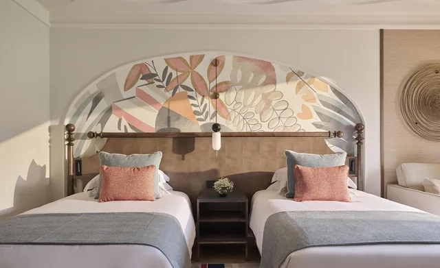 غرفة بسريرين منفصلين بشرفة مع أريكة، La Manga Club Hotel Principe Felipe 2/3