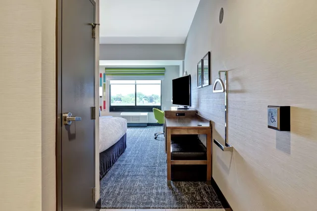 Signature, King Bed, Accessible, Hampton Inn St Catharines Niagara On 2/5