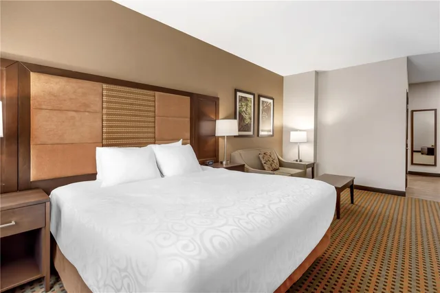 غرفة بسرير كينج مع أريكة بمطبخ صغير، Best Western Plus Hinton Inn and Suites 1/4