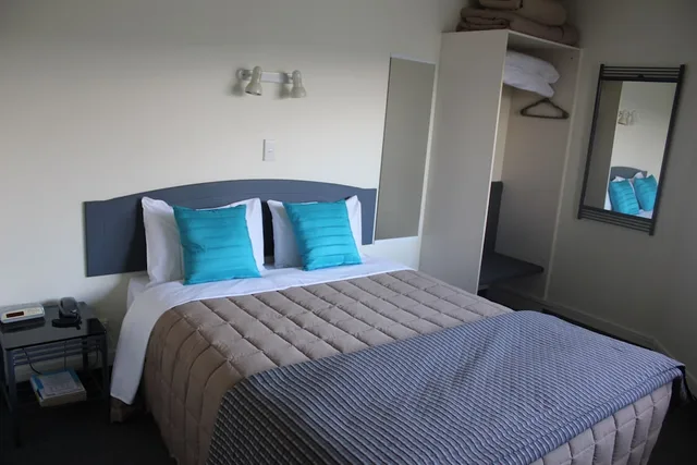 جناح بسرير كوين وسرير فردي في الطابق الأرضي لذوي الإعاقة، Baycourt Lakefront Motel 2/7