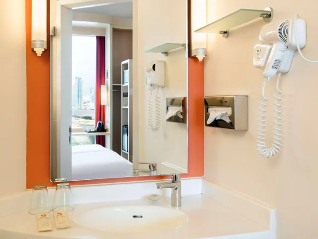 غرفة بسرير مزدوج بإطلالة على المرفأ، Ibis Hong Kong Central & Sheung Wan Hotel 2/2
