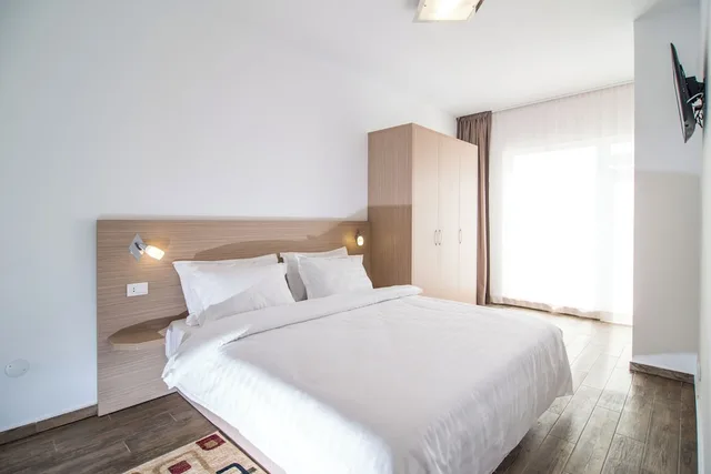 شقة بسرير كينج وسرير فردي بغرفتي نوم مع أريكة، Residence Il Lago 1/3