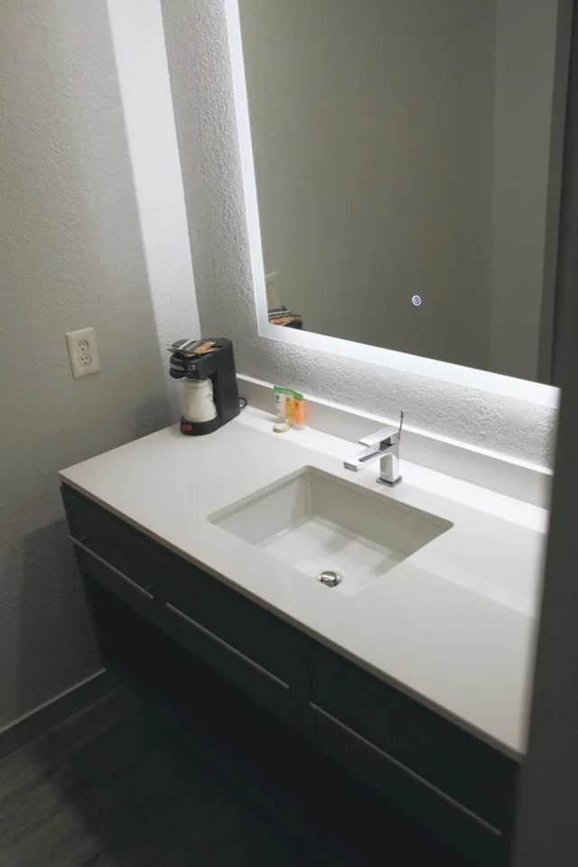 Renovated, King Bed, Smoking، All Seasons Inn & Suites 6/9