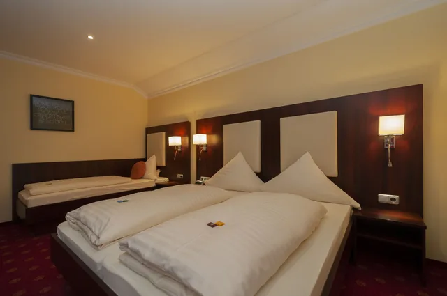 غرفة كومفورت ثلاثية بسرير كينج وسرير فردي، Hotel Musa's Grüne Tanne 3/9