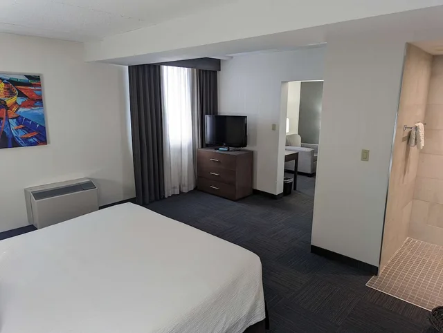 جناح بسرير كينج بمنطقة جلوس بحوض جاكوزي، Best Western Plus Toronto Airport Hotel 1/9
