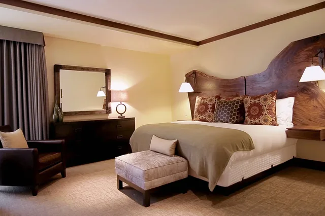 غرفة بسريرين مزدوجين بإطلالة على الجبل بشرفة بغرفتي نوم، The Ritz Carlton Lake Tahoe 2/3
