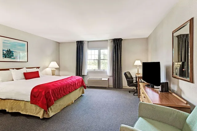 غرفة بسرير كينج، Ramada by Wyndham Saco/Old Orchard Beach Area 1/3