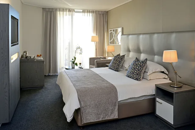 غرفة بسرير كينج بإطلالة جزئية على البحر، Lagoon Beach Hotel 10/10
