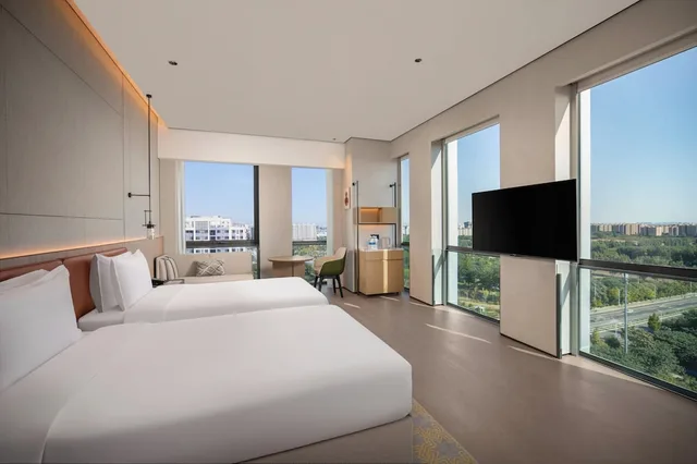 غرفة بريميوم بسريرين منفصلين بإطلالة على المدينة، Holiday Inn Beijing Daxing Centre by IHG 2/5