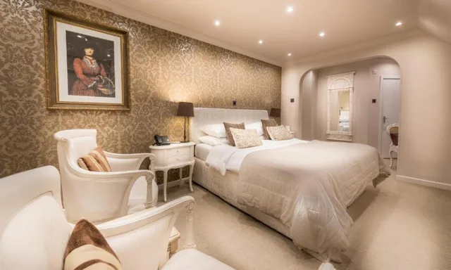 Master, Double Bed، Langtry Manor Hotel 3/9