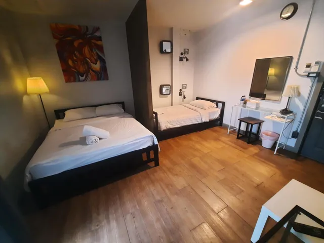 غرفة عائلية بسرير كوين وسرير فردي بشرفة، Uno Chiangmai - Hostel 1/3
