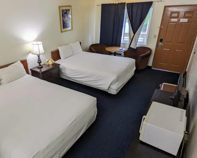 Room, 2 Queen Beds, Fairground Inn Monroe WA 1/8