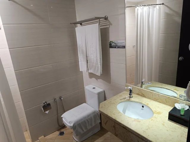 غرفة ديلوكس بسرير كينج، Lintas Platinum Hotel 5/6