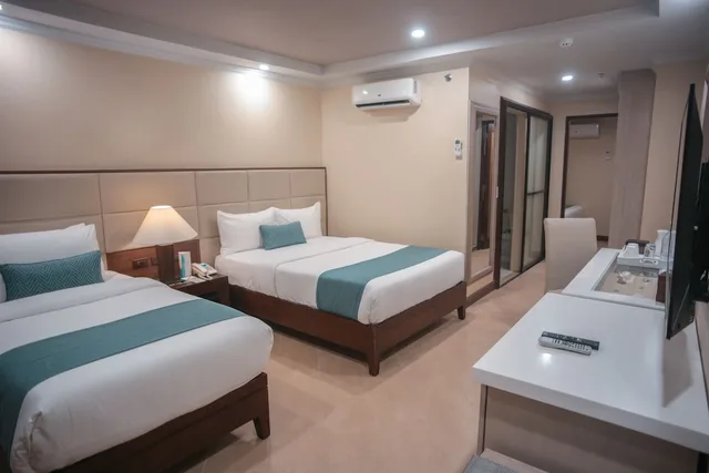 غرفة ديلوكس بسرير مزدوج وسرير فردي، Boracay Mandarin Island Hotel 1/4