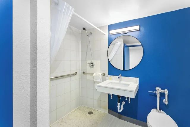غرفة بسرير كينج لذوي الإعاقة، Super 8 By Wyndham Chicago IL 7/7