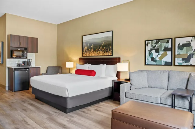 غرفة بسرير كينج، Ramada By Wyndham Drumheller Hotel & Suites 2/5