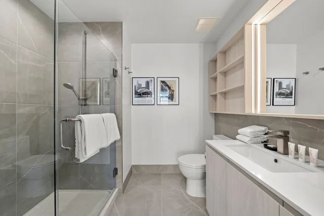 جناح جونيور بسرير كينج وسرير كوين بغرفتي نوم مع أريكة، Level Chicago Fulton Market 2/4