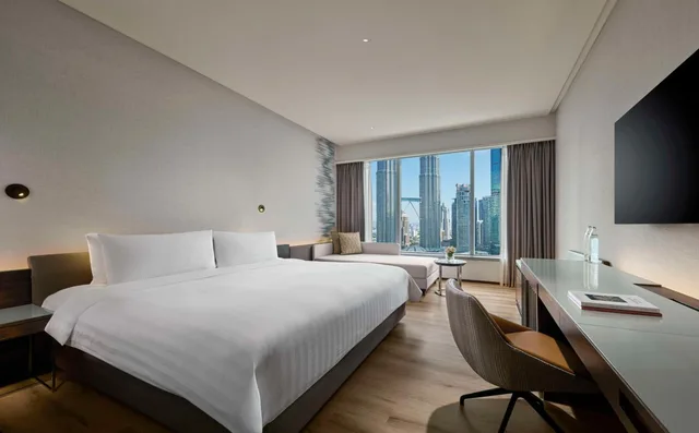 Renovated, Deluxe, King Bed, Twin Towers View، Traders Hotel Kuala Lumpur 1/6