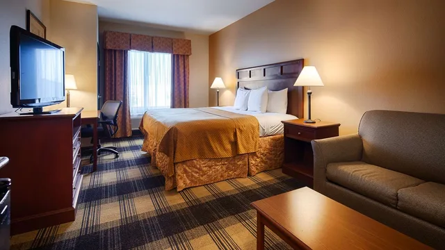 غرفة بسرير كينج مع أريكة، Best Western Lockhart Hotel & Suites 1/2