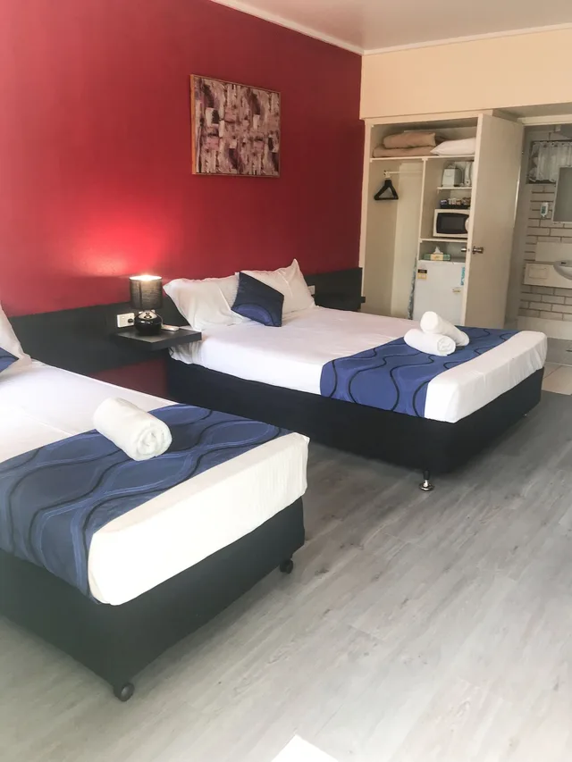 غرفة ديلوكس بسرير كوين وسرير فردي، TROPICAL GATEWAY MOTOR INN 2/6