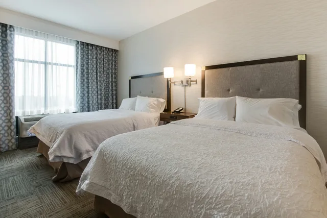 استوديو بسريرين كوين، Hampton Inn White House 1/4