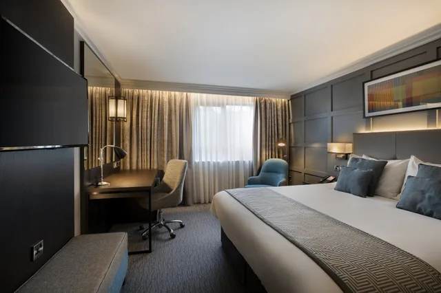 غرفة قياسية بسرير كينج مع دخول صالة النادي، Crowne Plaza Belfast 5/10