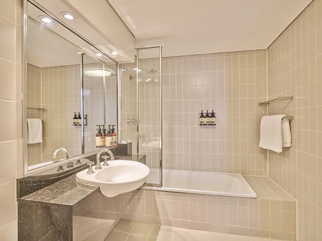 1 Bedroom, Twin Beds, Harbour View, Balcony, Rendezvous Hotel Sydney The Rocks 4/8
