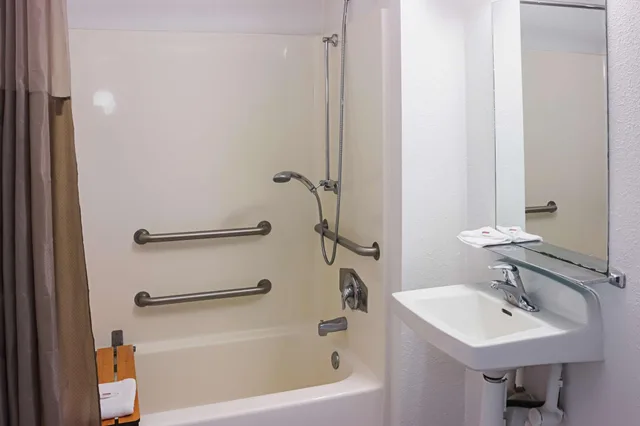 1 Full Bed - ADA/RI Shower/Mini Fridge، Motel6 Porterville, CA 3/4