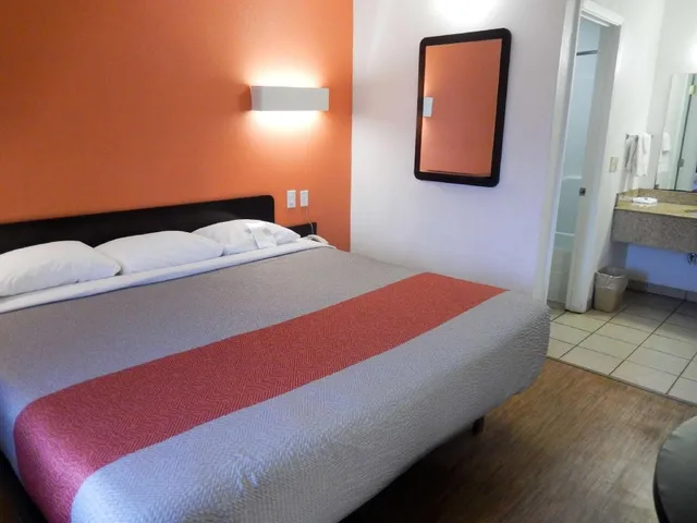 1 King Bed Smoking, Micfridge، Motel6 Clute, TX 1/1
