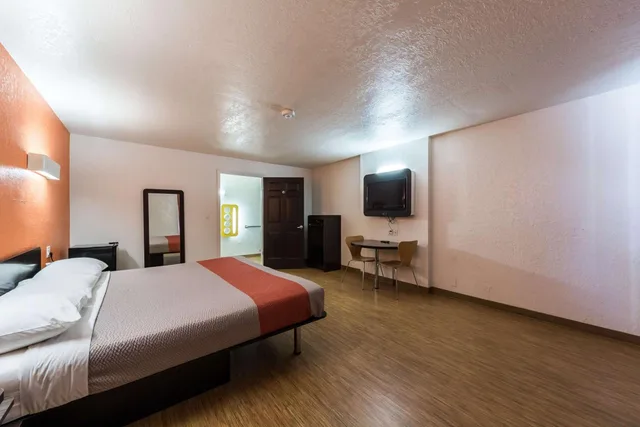 1 King Bed - Mobility Access Ri Shwr Nsmk, Motel6 Uvalde, TX 8/10