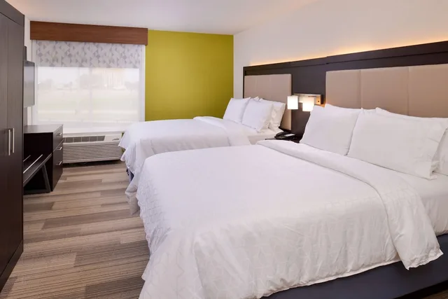غرفة قياسية بسريرين كوين، Holiday Inn Express Suites Shreveport Downtown Hotel 1/3