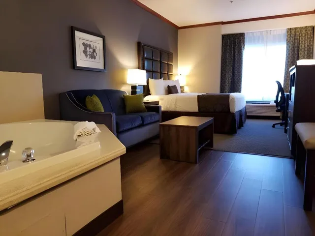 Spa, King Bed, Pool Access، Best Western Plus Northwind Inn Suites 5/10