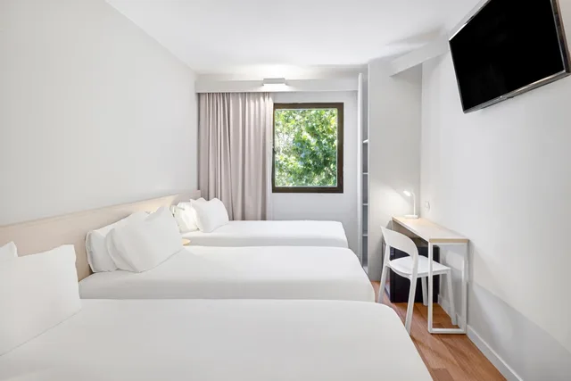 غرفة أساسية ثلاثية بثلاثة أسرّة، B&B HOTELS Zaragoza Centro 1/4