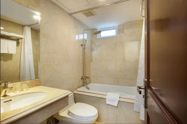غرفة تنفيذية ثلاثية بسريرين منفصلين بإطلالة على البحر بشرفة، Sea Pearl Hotel 6/6