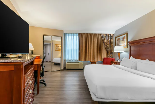 غرفة بسرير كينج، Doubletree By Hilton Jefferson 1/3