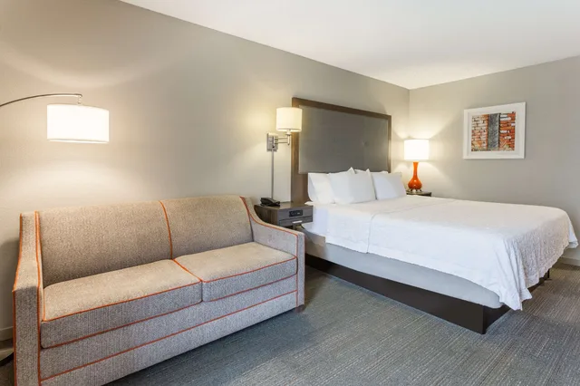 غرفة بسرير كينج مع أريكة، Hampton Inn Eau Claire 2/3