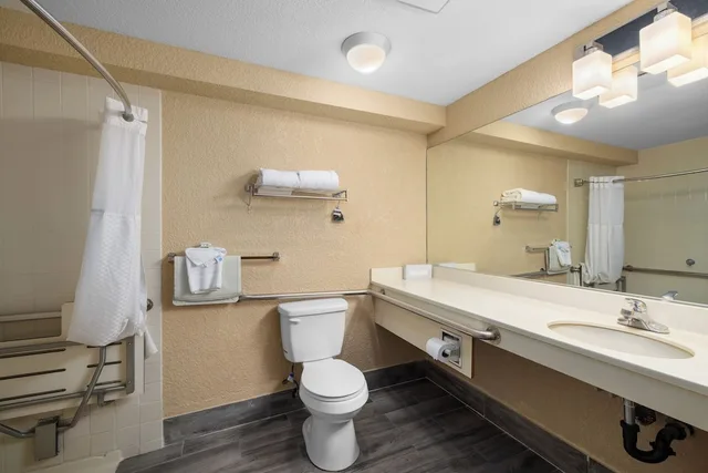 غرفة بسرير كينج لذوي الإعاقة، Ramada By Wyndham Portland 5/8
