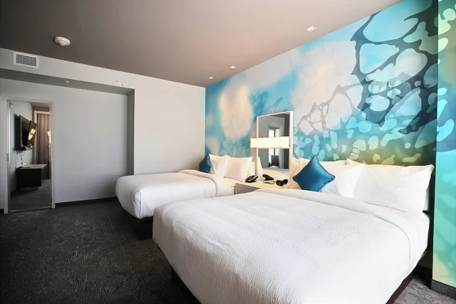 جناح بسريرين كوين بغرفة نوم واحدة مع أريكة، Courtyard by Marriott Montreal Brossard 1/3