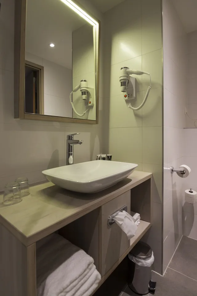 غرفة عائلية بسرير مزدوج وسريرين منفصلين، Mercure Blankenberge Station 8/8