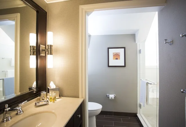 Deluxe, Single, 2 Queen Beds، The Atherton Hotel At OSU 4/4