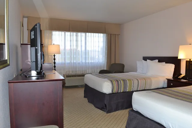 Room, 2 Queen Beds, Accessible, Country Inn & Suites by Radisson, Abingdon, VA 1/3