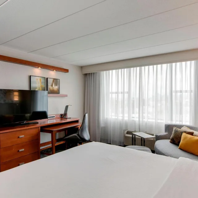 غرفة بسرير كينج بحوض استحمام في طابق مرتفع لذوي الإعاقة، COURTYARD BY MARRIOTT LOGAN AIRPORT 1/7