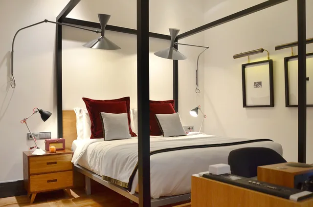 Room, Queen Bed, Browns Central Hotel 7/10