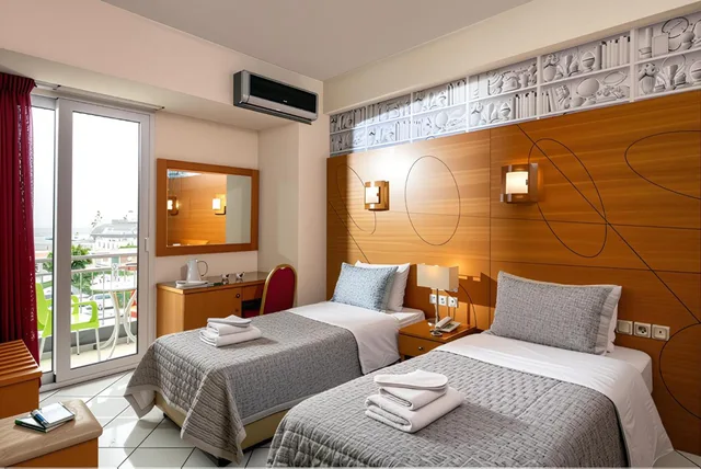 غرفة ثلاثية، Life Hotel 3/3