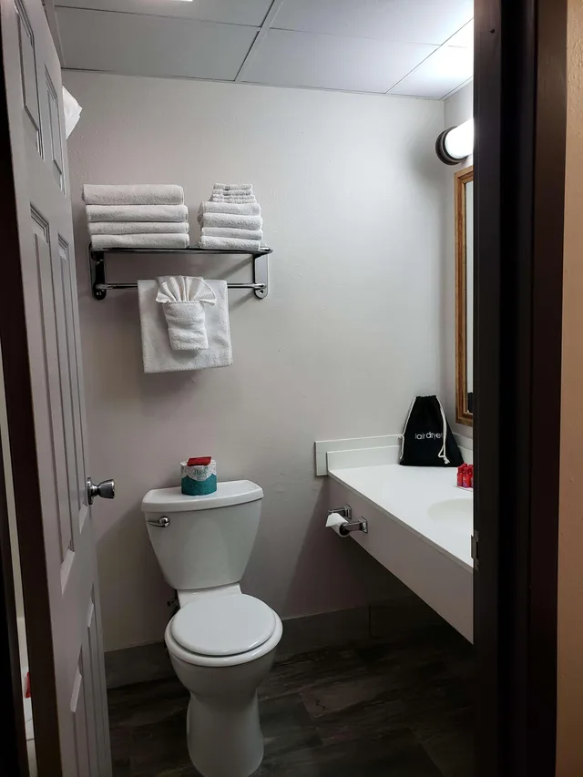 غرفة كبيرة بسريرين كوين مع أريكة بمنطقة جلوس، SureStay Plus by Best Western Grand Island 2/3