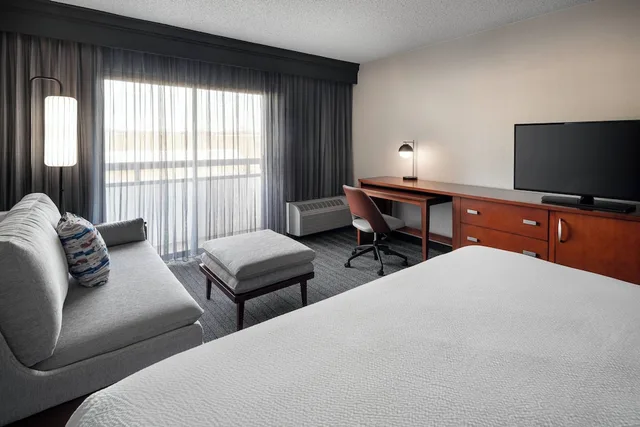 غرفة بسرير كينج مع أريكة لذوي الإعاقة، Courtyard Seattle Southcenter 1/3