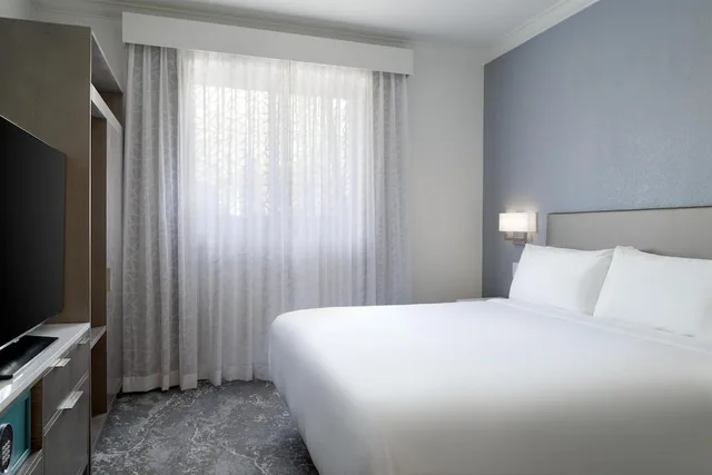 Redesigned, Suite, King Bed، Hilton Suites Boca Raton 6/10