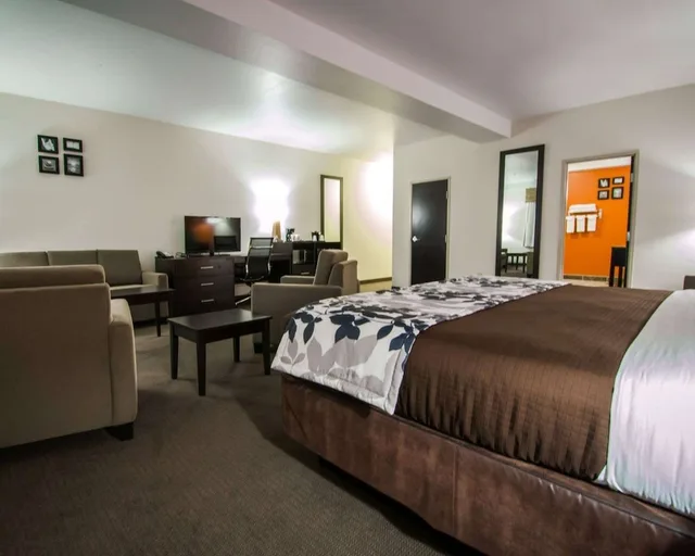 Efficiency, Suite, King Bed, Sofa، Sleep Inn & Suites And Conference Center Downtown 2/2